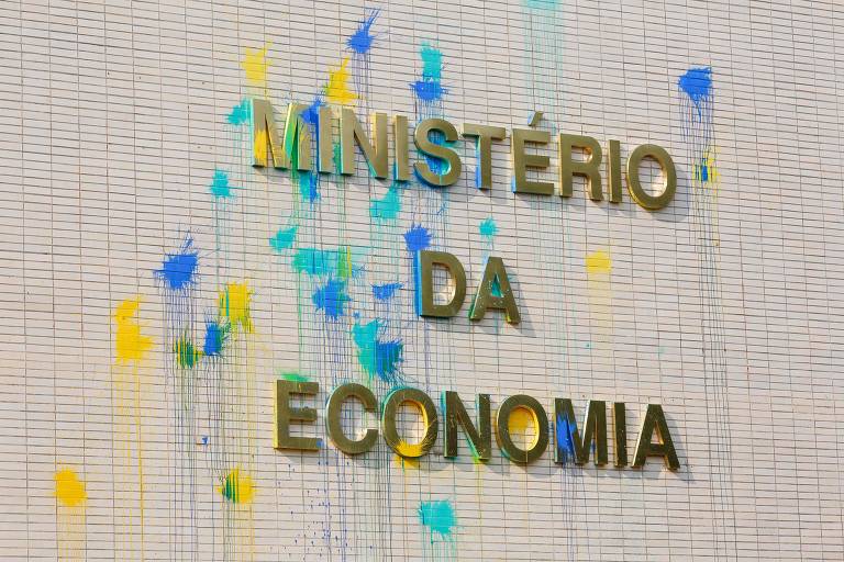 MST joga pés de frango no Ministério da Economia em ato contra Guedes