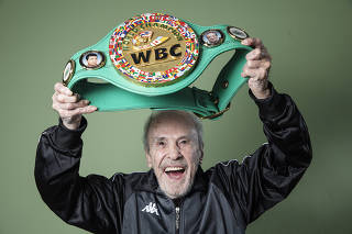 ***Especial FOLHA Domingo*** Retrato do Ex pugilista Eder Jofre,85, na casa de sua filha  Andrea  (no Campo Limpo) com cinturao da WBC de  titulo Mundial . Eder entrara para o  Hall da Fama dos EUA