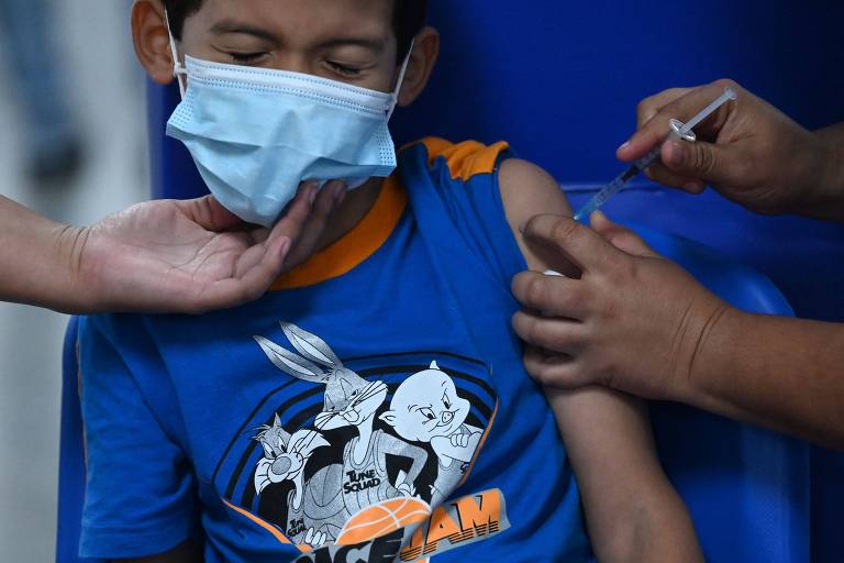 Criança recebe dose de vacina contra a Covid em San Salvador, em El Salvador