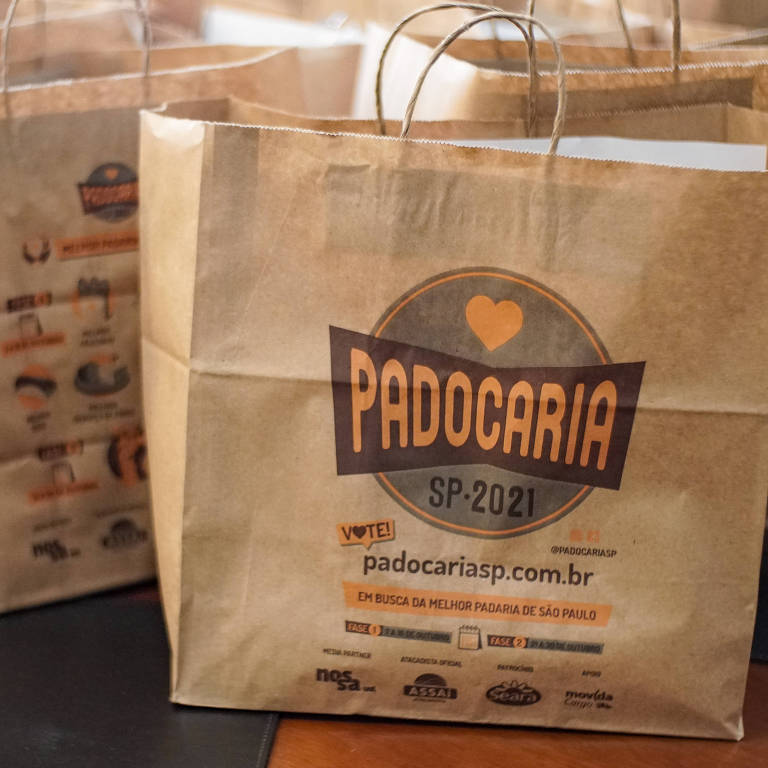 Sacolas com a divulgação do concurso Padocaria SP, que elege a melhor padaria da cidade de São Paulo