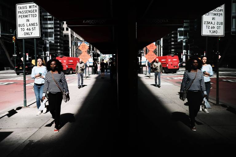Pessoas caminham pelo centro de Manhattan, em Nova York, que vê movimento cada vez maior na região