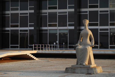 BRASÍLIA, DF, 25.09.2021 - Estátua da Justiça em frente ao STF (Supremo Tribunal Federal), sede do judiciário nacional, na Praça dos Três Poderes, em Brasília, no Distrito Federal. (Foto Charles Sholl/Brazil Photo Press)