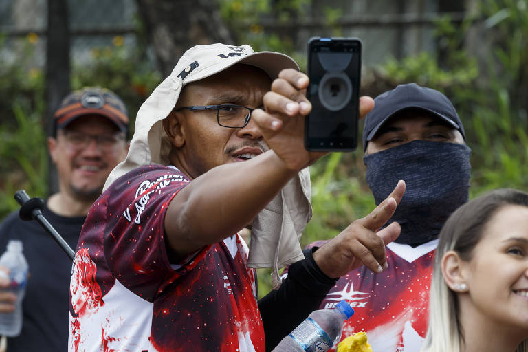 Saída de romeiros da ONG Projeto Social Equipe Filhotes, em Itaquera onde se juntaram com outros grupos para seguir em romaria até aparecida pela rodovia Dutra