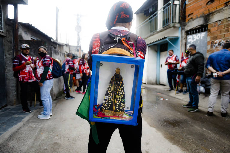 Saída de romeiros da ONG Projeto Social Equipe Filhotes, em Itaquera onde se juntaram com outros grupos para seguir em romaria até aparecida pela rodovia Dutra
