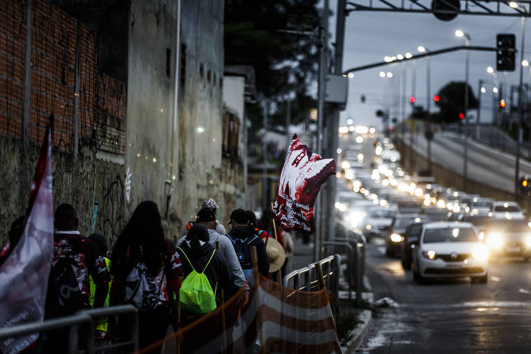 Saída de romeiros da ONG Projeto Social Equipe Filhotes, em Itaquera onde se juntaram com outros grupos para seguir em romaria até aparecida pela rodovia Dutra