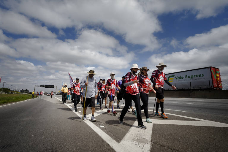 Saída de romeiros da ONG Projeto Social Equipe Filhotes, em Itaquera onde se juntaram com outros grupos para seguir em romaria até aparecida pela rodovia Dutra