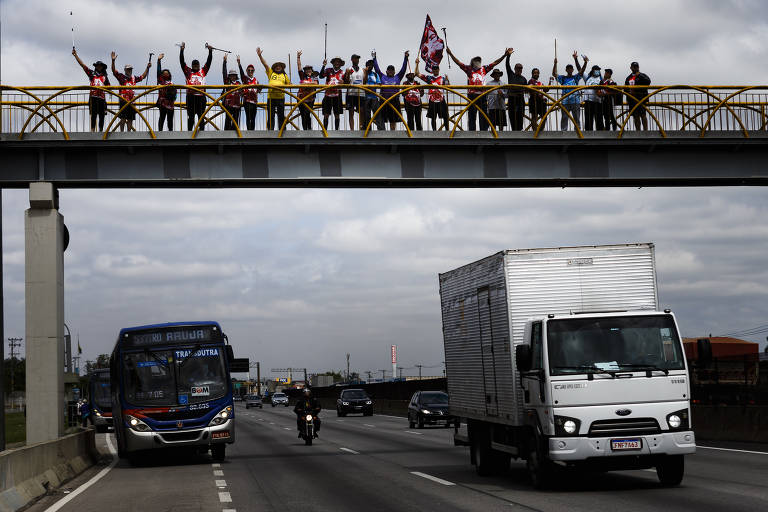 Saída de romeiros da ONG Projeto Social Equipe Filhotes, em Itaquera onde se juntaram com outros grupos para seguir em romaria até aparecida pela rodovia Dutra