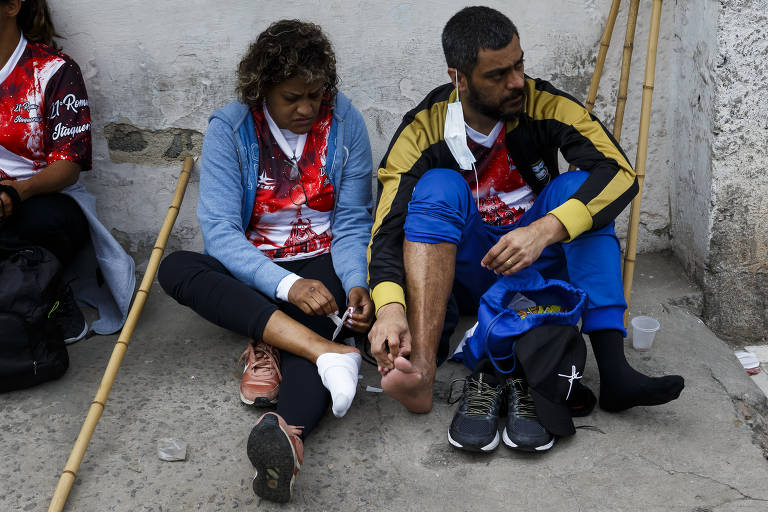 Saída de romeiros da ONG Projeto Social Equipe Filhotes, em Itaquera onde se juntaram com outros grupos para seguir em romaria até aparecida pela rodovia Dutra