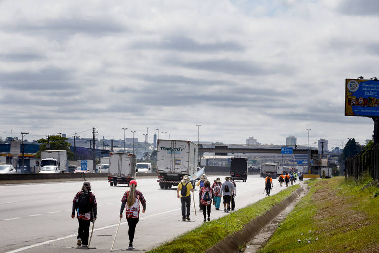 Saída de romeiros da ONG Projeto Social Equipe Filhotes, em Itaquera onde se juntaram com outros grupos para seguir em romaria até aparecida pela rodovia Dutra
