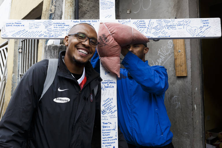 Saída de romeiros da ONG Projeto Social Equipe Filhotes, em Itaquera onde se juntaram com outros grupos para seguir em romaria até aparecida pela rodovia Dutra