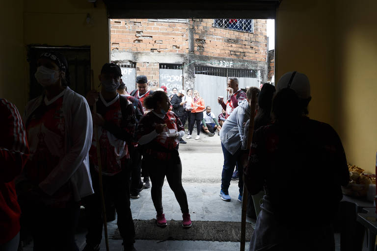 Saída de romeiros da ONG Projeto Social Equipe Filhotes, em Itaquera onde se juntaram com outros grupos para seguir em romaria até aparecida pela rodovia Dutra