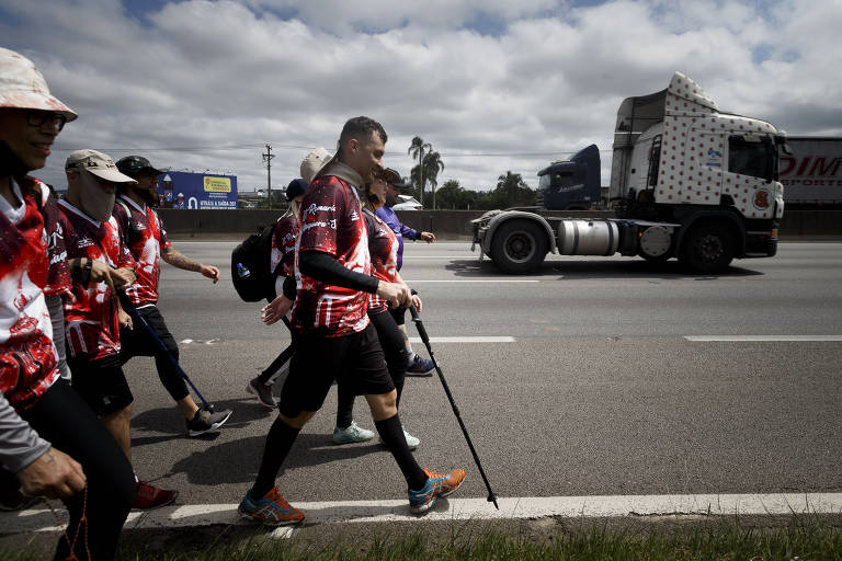 Saída de romeiros da ONG Projeto Social Equipe Filhotes, em Itaquera onde se juntaram com outros grupos para seguir em romaria até aparecida pela rodovia Dutra