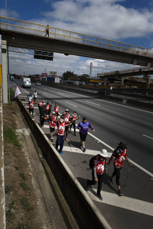 Saída de romeiros da ONG Projeto Social Equipe Filhotes, em Itaquera onde se juntaram com outros grupos para seguir em romaria até aparecida pela rodovia Dutra