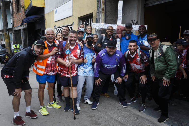 Saída de romeiros da ONG Projeto Social Equipe Filhotes, em Itaquera onde se juntaram com outros grupos para seguir em romaria até aparecida pela rodovia Dutra