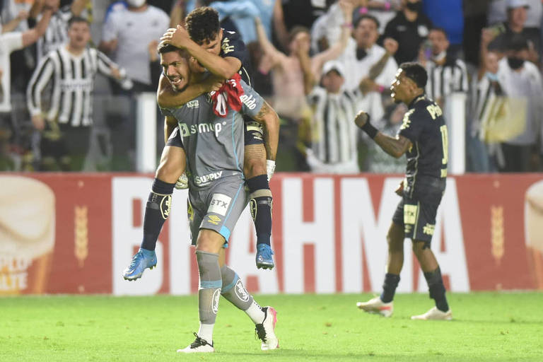 Wagner Leonardo comemora nas costas do goleiro João Paulo o gol salvador, que tirou o Peixe da zona de rebaixamento do Brasileirão