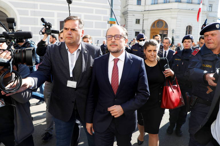 Diplomata assume governo da Áustria depois de escândalo de jornalismo derrubar premiê