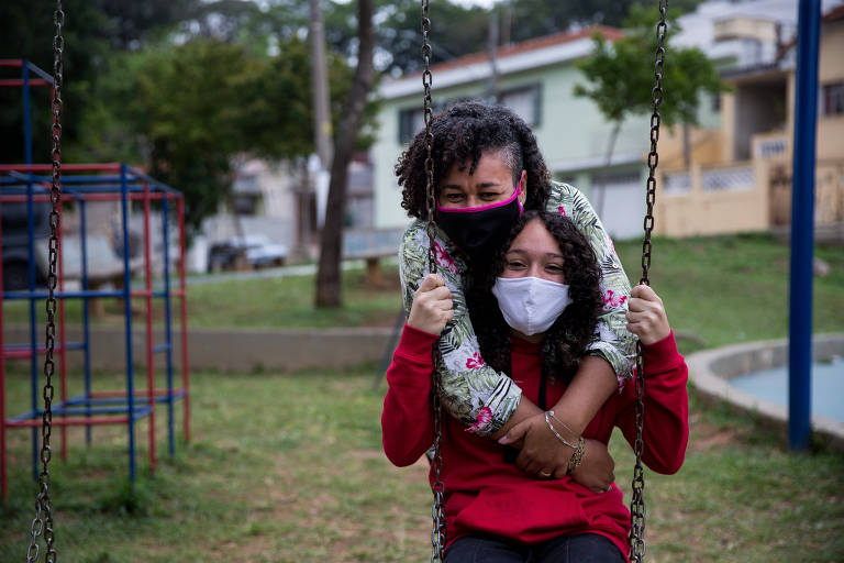 Jaqueline Arcanjo, 43, e a filha, Penélope , 13, na Praça Petrolândia, no Jaguará, que foi a melhor classificada no índice elaborado pela Urbit e calculou os melhores distritos de São Paulo para crianças