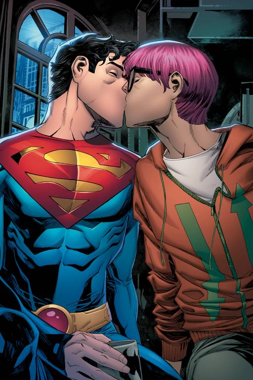 Um homem vestido com o traje de super-herói beija outro rapaz de cabelos roxos e blusa laranja