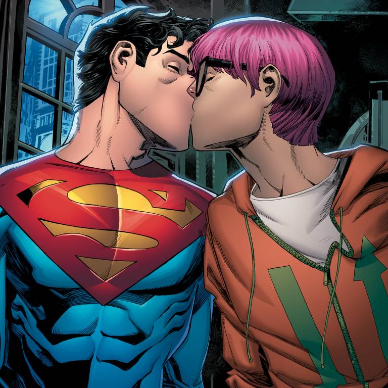 Um homem vestido com o traje de super-herói beija outro rapaz de cabelos roxos e blusa laranja