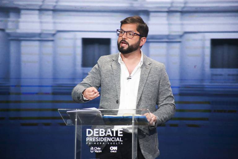 Candidato de esquerda, Gabriel Boric, 35, ganhou projeção com os protestos estudantis de 2011, que visava a obtenção de educação gratuita, e três anos mais tarde se elegeu deputado; ele apoiou os protestos de 2019 e centra suas propostas em reformas sociais e direitos dos trabalhadores; é o mais jovem candidato a presidente numa eleição chilena