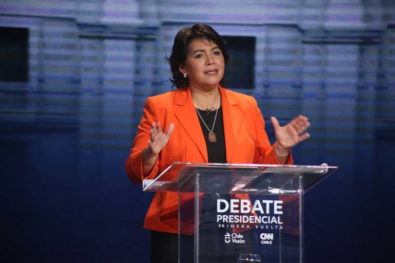 Yasna Provoste é a atual presidente do Senado e concorre pela Democracia Cristã (centro-esquerda); ela comandou o Ministério da Educação no governo de Michelle Bachelet (2006 a 2010), mas foi afastada do cargo após acusações de negligência na aplicação de leis. Ficou cinco anos sem poder concorrer a cargos públicos