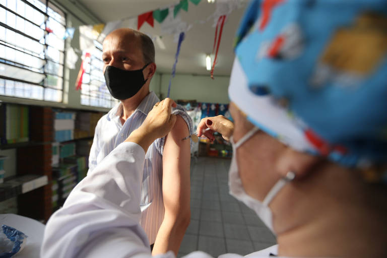 Pessoas recebem a segunda dose da vacina da Pfizer na UBS Humaitá, na Bela Vista, região central de São Paulo