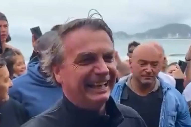 Presidente Jair Bolsonaro sem máscara em meio a apoiadores em Guarujá (SP)