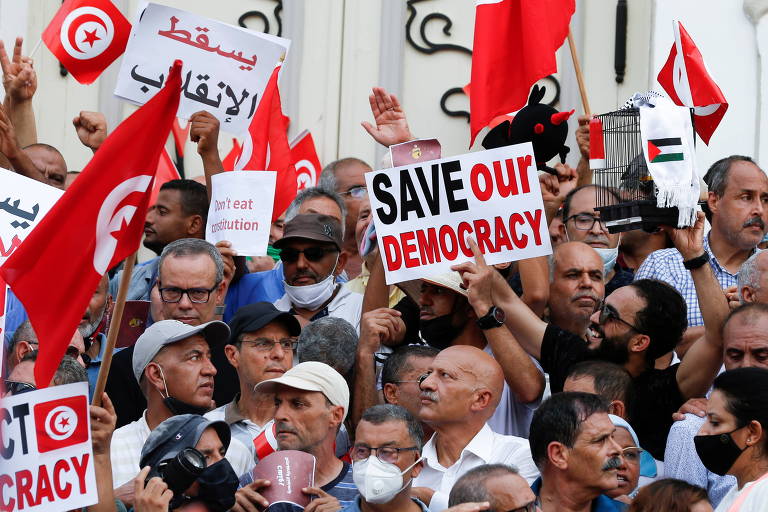 Berço de levantes por democracia, Tunísia vê avanços da Primavera Árabe sob risco