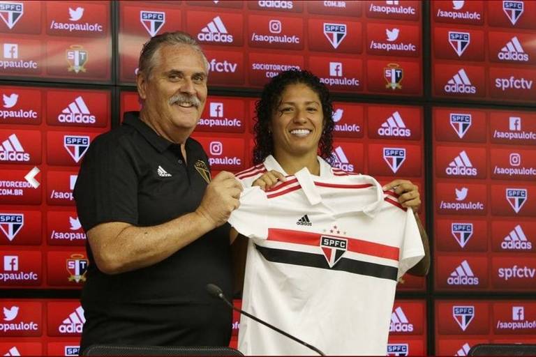 Antonio Luiz Belardo, diretor do departamento de futebol feminino do São Paulo, ao lado de Cristiane