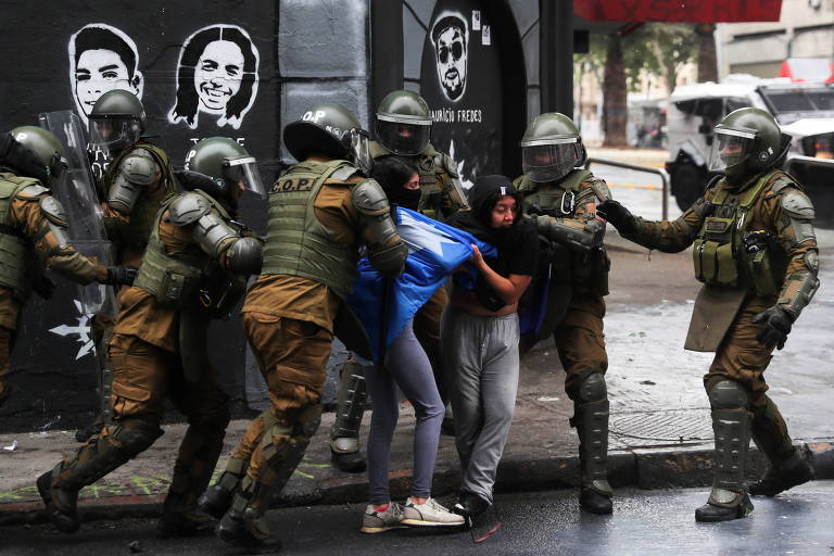 Policiais detêm manifestantes durante protesto em Santiago