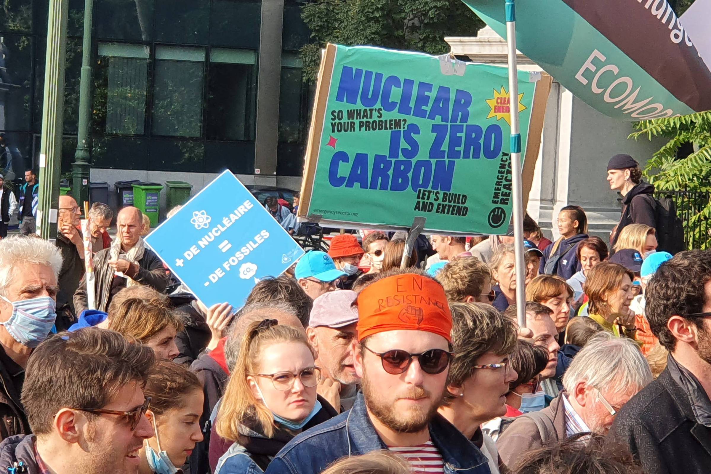 Passeata com muitas pessoas em que uma delas segura cartaz defendendo a energia nuclear