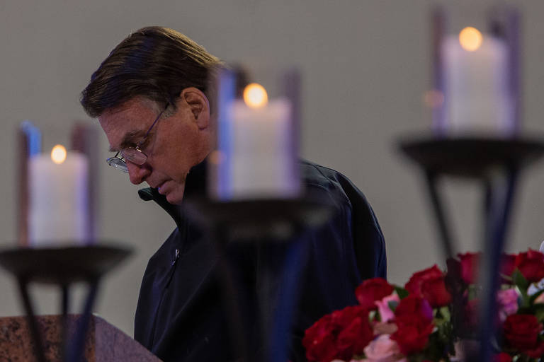 O presidente Jair Bolsonaro, durante missa no templo de Nossa Senhora da Aparecida, em Aparecida, interior do estado de São Paulo