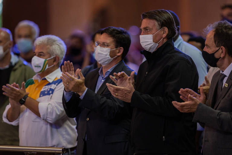 Bolsonaro e os ministros João Roma (centro), da Cidadania, e Marcos Pontes, da Ciência e Tecnologia