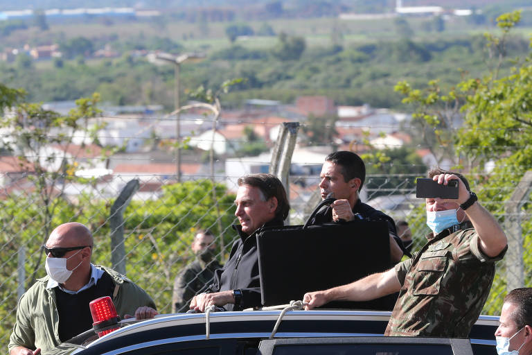 Esquema de segurança de Bolsonaro teve guarda-costas colados a ele durante passeio de carro aberto e contou com uma pasta como instrumento de proteção