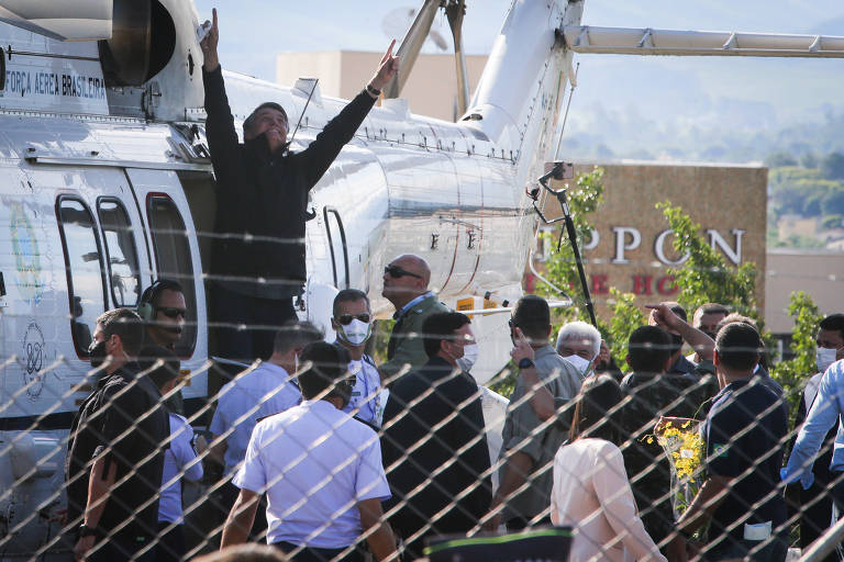 Bolsonaro acena a apoiadores em sua saída do santuário de Nossa Senhora de Aparecida, no interior de São Paulo
