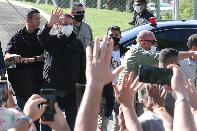 Bolsonaro acena a apoiadores em sua saída do santuário de Nossa Senhora de Aparecida, no interior de São Paulo