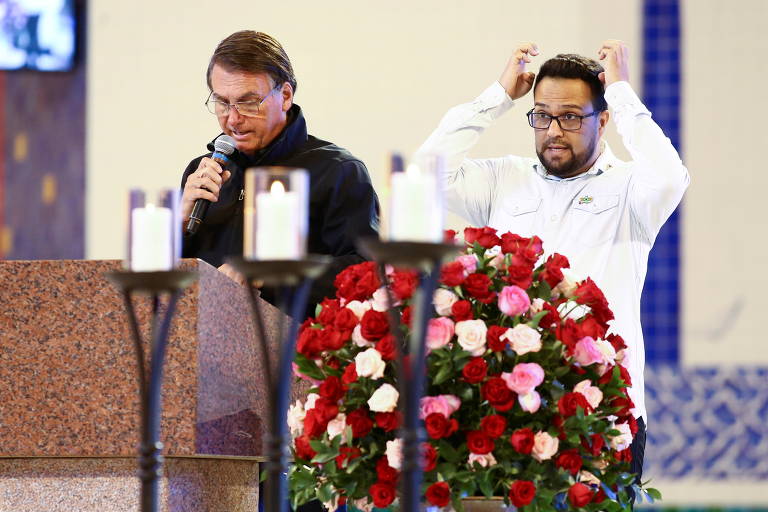 Bolsonaro faz leitura durante missa em Aparecida, interior de SP