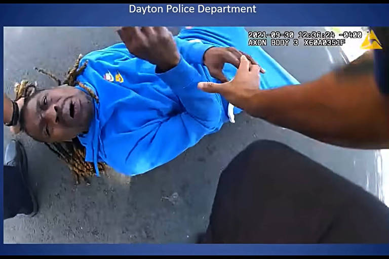 Homem de moleton azul é agredido por policiais