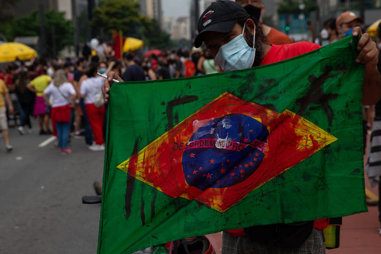 Manifestantes pedem o impeachment de Jair Bolsonaro em protesto na avenida Paulista