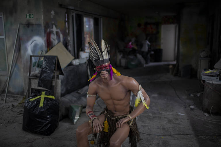 Estátuas indígenas e movimento de artistas buscam resgatar Brasil tropicalista