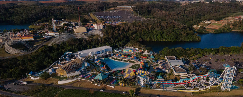 Dois parques vistos do alto, um aquático e um de diversões