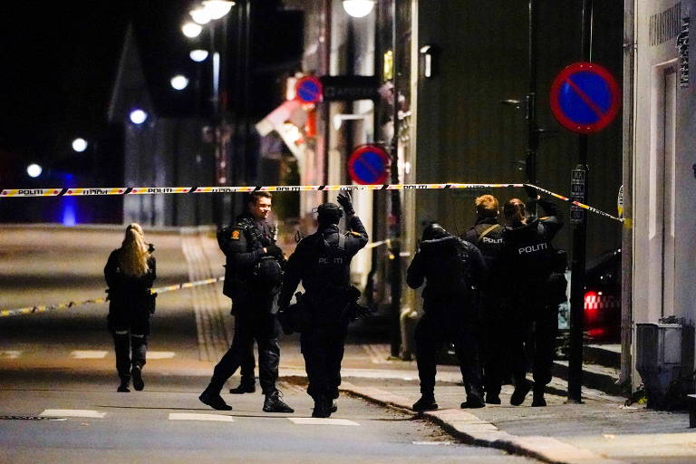 Policiais investigam ataque com arco e flecha em Kongsberg, na Noruega