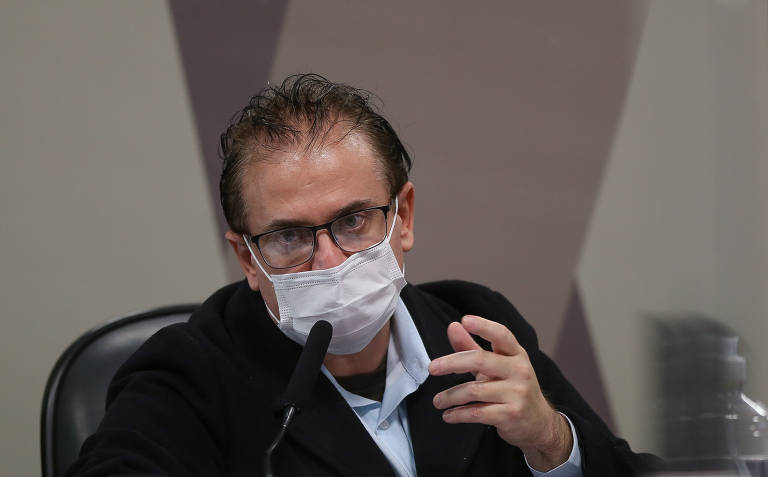 O representante da Davati Medical Supply Cristiano Alberto Carvalho presta depoimento aos senadores da comissão sobre a proposta de venda de vacinas 