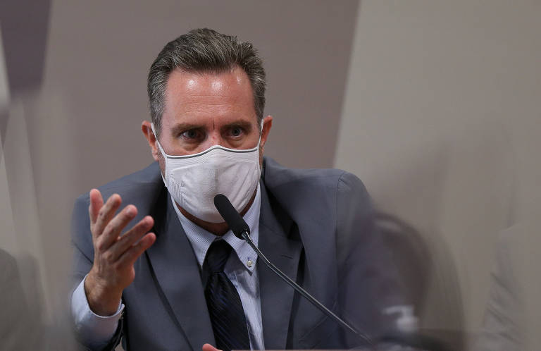 Luiz Paulo Dominguetti Pereira, ligado à empresa Davati Medical Supply, durante depoimento  aos senadores da CPI . Ele relatou em entrevista à Folha ter recebido cobrança de propina por parte do Ministério da Saúde durante negociação para compra de vacinas