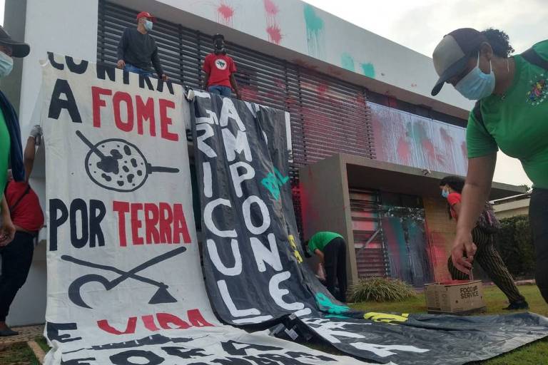 MST protesta e joga tinta em associação de produtores de soja em Brasília
