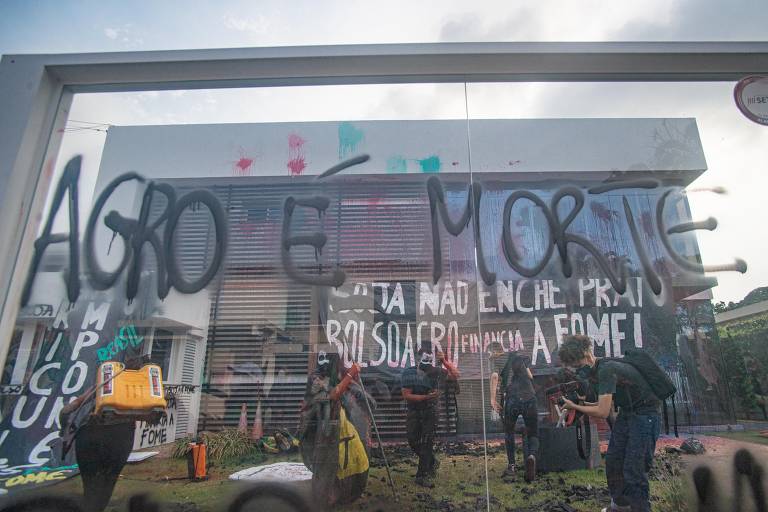 Via Campesina organiza ato no prédio da Aprosoja em protesto contra fome