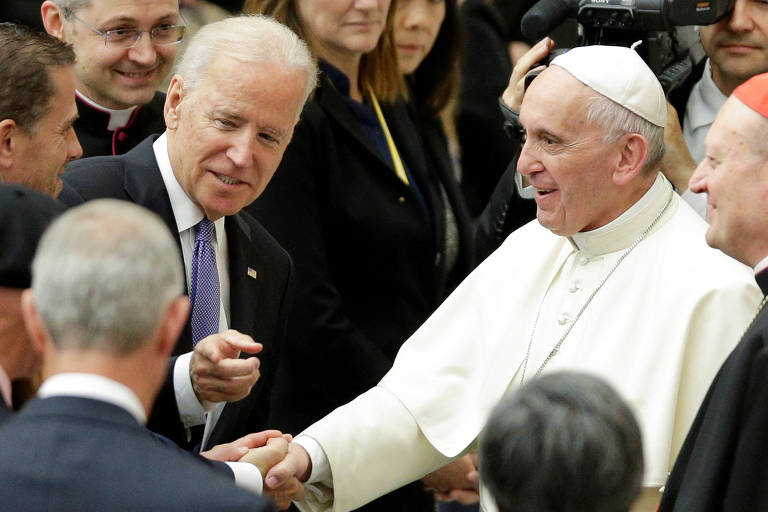 Joe Biden, então vice-presidente dos EUA, e o papa Francisco no Vaticano
