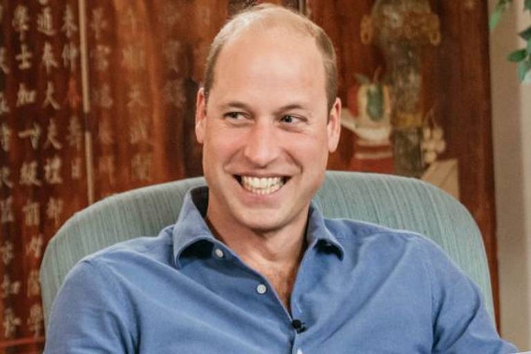 Príncipe William posa sorrindo 