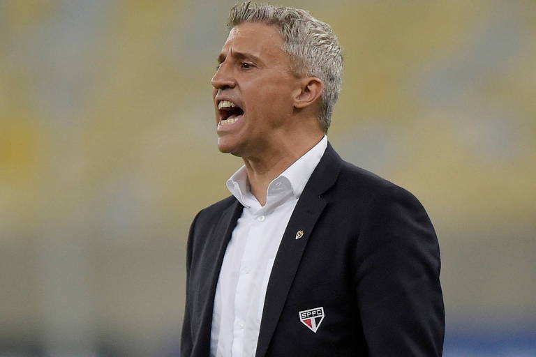 O técnico Hernán Crespo grita durante jogo do São Paulo
