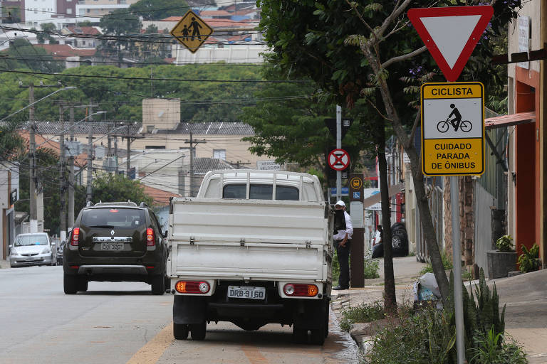Carros costumam parar na ciclovia na rua Luís Góis (zona sul da capital paulista), que não teve sua implantação finalizada pela Prefeitura de São Paulo